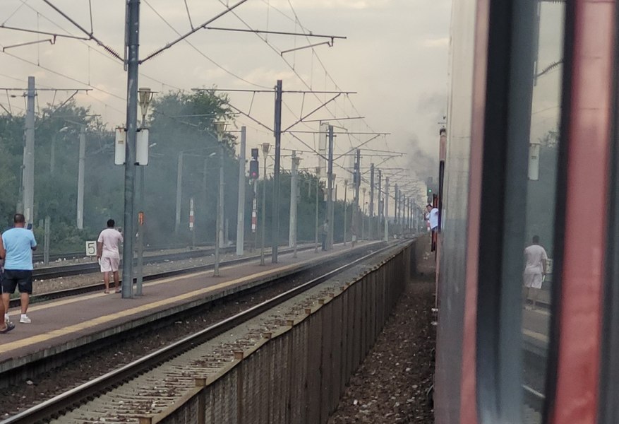 Locomotiva unui tren care circula de la Constanța spre București a luat foc