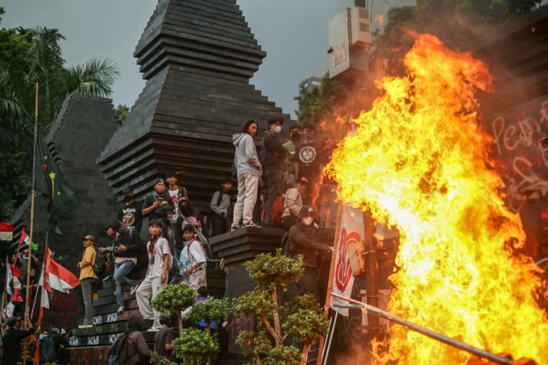 Vizual pentru indonezia taie salariile pe Top10stiri.ro