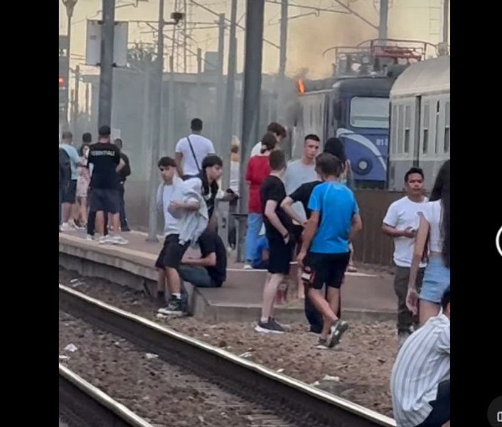 Locomotiva unui tren care circula de la Constanța spre București a luat foc