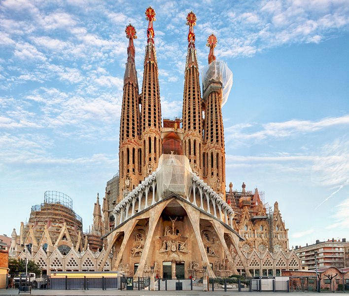 Ecologiștii protestează la Sagrada Familia: fațada catedralei, stropită cu vopsea roșie