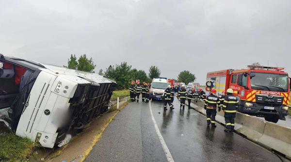 Accident grav în Dumbrava. Un autocar cu 20 de pasageri s-a răsturnat: 11 persoane au fost rănite, trei sunt în stare gravă