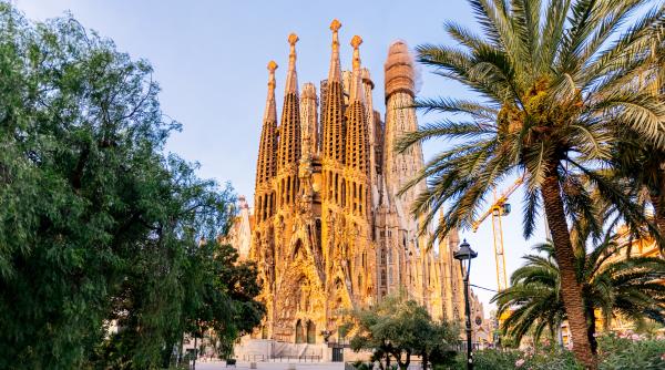 Doi activişti au aruncat cu vopsea pe Catedrala Sagrada Familia din Barcelona. Poliţiştii i-au arestat