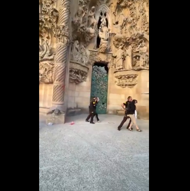 Sagrada Familia, stropită cu vopsea roșie de două femei, în semn de protest: „Vrem dreptate climatică!” 