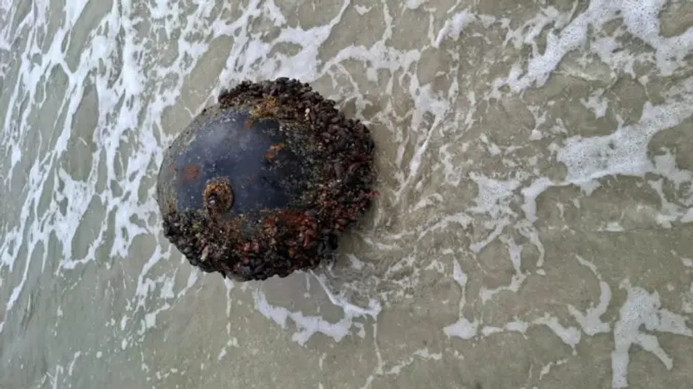 O mină marină descoperită pe plaja de la Vadu, distrusă de scafandrii militari