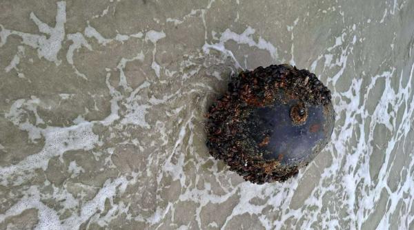 O mină marină a fost descoperită pe plaja de la Vadu. Momentul în care e distrusă