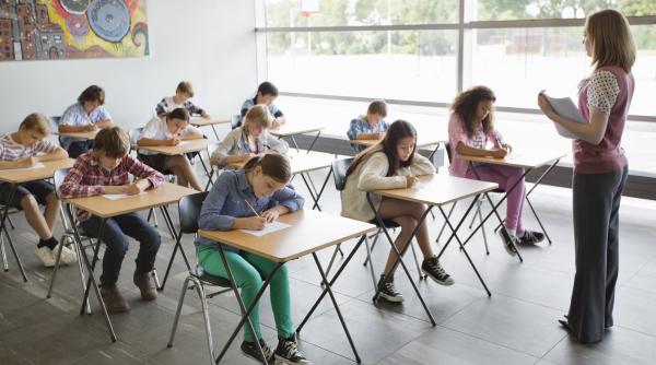 Condiții pentru bursa de merit în 2025 – 2026. Criteriile de acordare anunțate de Ministerul Educației