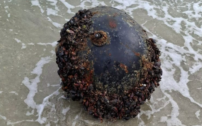 Alertă pe litoral: O mină marină a fost adusă de valuri la Vadu