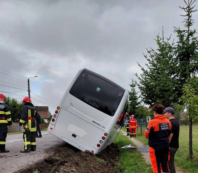 Imagine despre autobuz rămas suspendat - Top10stiri.ro