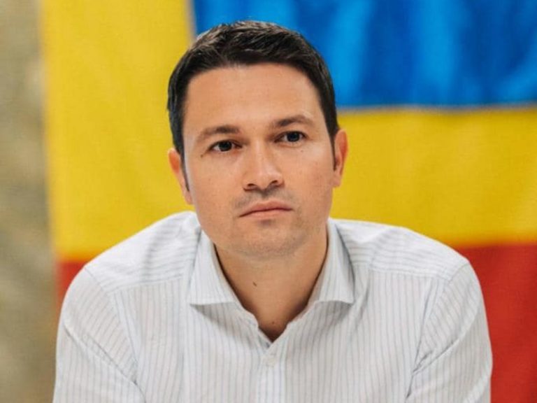 Foto reprezentând lider acuză opune - Știri România