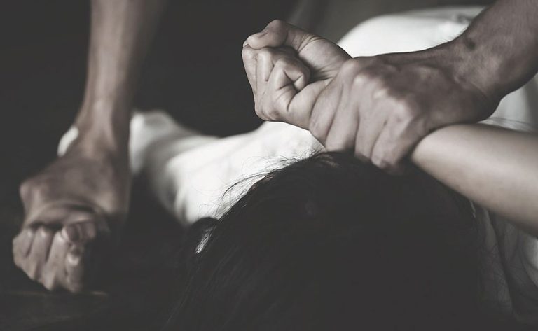 tânăr arestat constrâns - Imagine ilustrativă