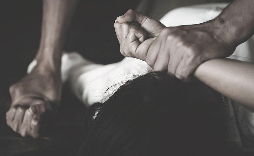 Un tânăr de 20 de ani a fost arestat după ce a constrâns o minoră să întrețină relații sexuale