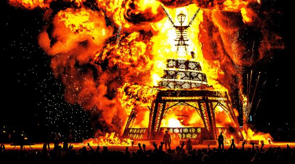 Un bărbat a fost găsit mort la celebrul festival Burning Man: „Zăcea într-o baltă de sânge”