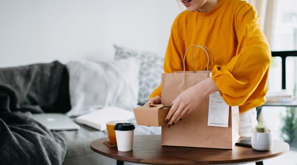 Ce mâncare și-au comandat românii în această vară: Topul alimentelor „to go” preferate. Pe ce a plătit un client 4.400 de lei