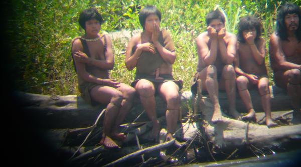 Lumea este îngrijorată pentru că un trib complet izolat de restul lumii a început să intre în contact cu străinii: „Sunt în pericol”