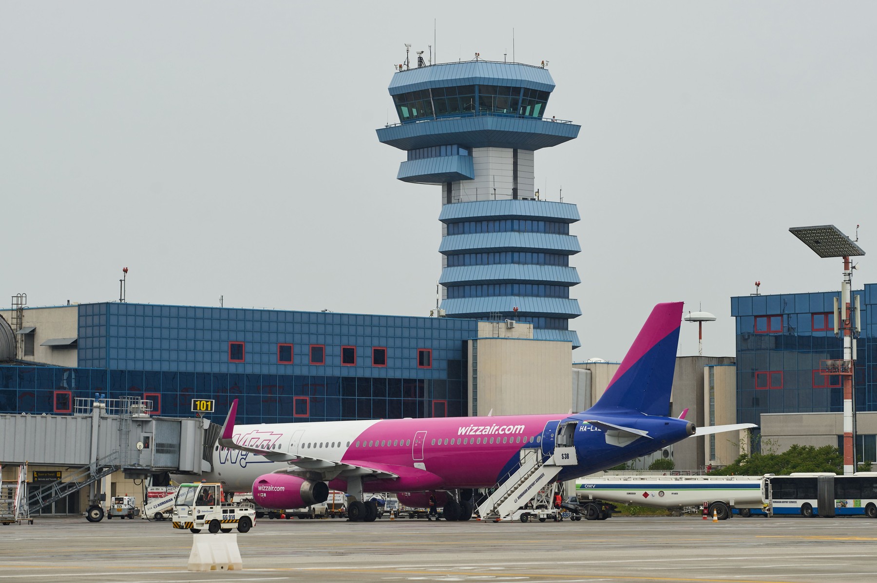 Scandal la bordul unui avion pe ruta Bruxelles – Bucureşti: Un pasager a fost încătușat pe Aeroportul Otopeni