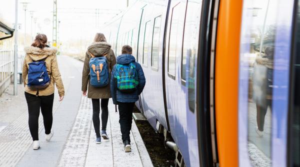 Ce gratuități și reduceri au elevii la călătoriile cu trenul: Regulile pentru bilete și abonamente CFR în noul an școlar 2025-2026