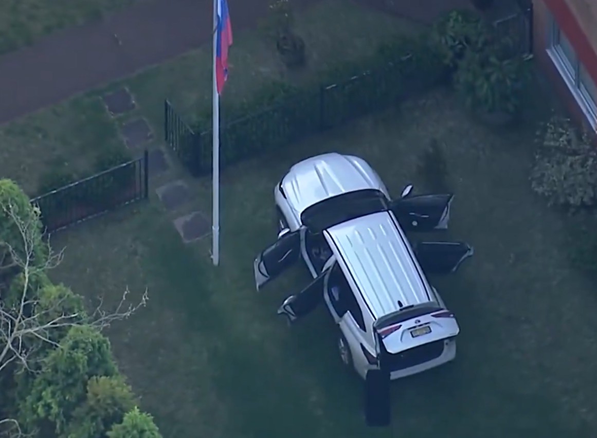 Un bărbat a intrat cu mașina în porțile consulatului rus din Sydney: „Au scos armele de foc”