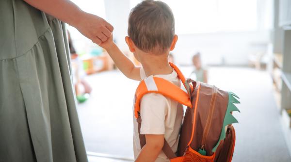 De ce unii copii nu suportă etichetele și refuză să stea în bancă. "Nu poate sta liniștit și se ridică imediat"