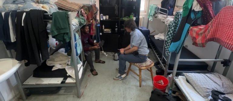 spune români livratorul - Imagine ilustrativă