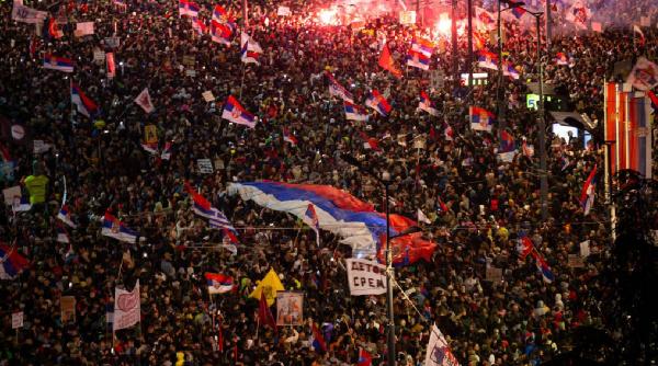 Foto reprezentând sârbi mărșăluit tăcere - Știri România