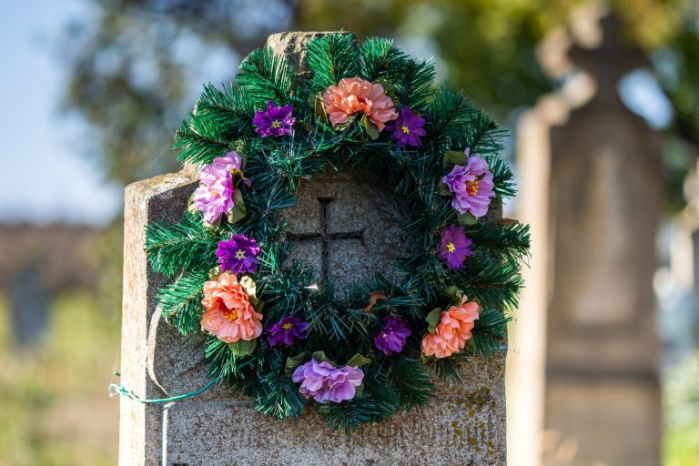 edilii interzic coroanele - Imagine ilustrativă