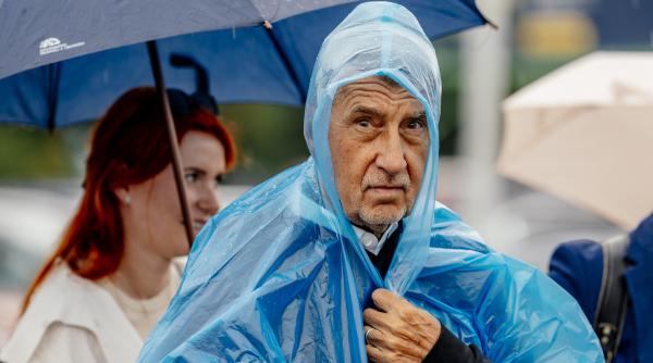 Andrej Babis, fostul premier al Cehiei, a fost bătut cu o cârjă în cap la un miting electoral