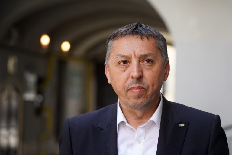 ministrul Învățământului liniștit - Imagine ilustrativă