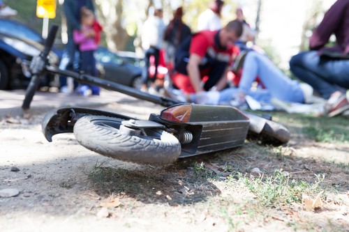 Tânăr cercetat pentru ucidere din culpă, după ce a lovit cu trotineta electrică o femeie, pe o trecere de pietoni din București