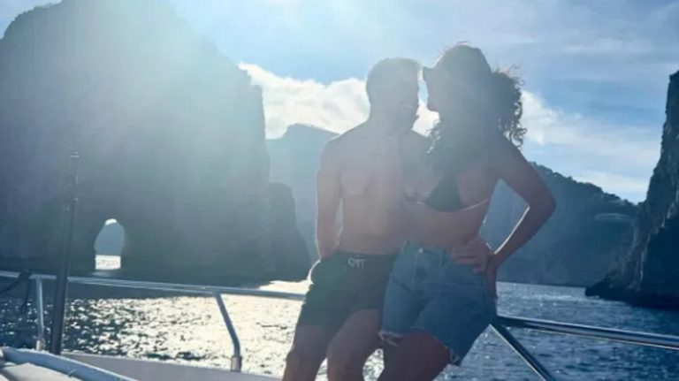 fotbalistul iubește angajata - Imagine ilustrativă