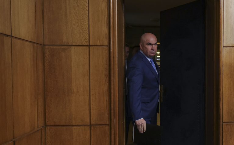 Foto reprezentând câți oameni pleacă - Știri România