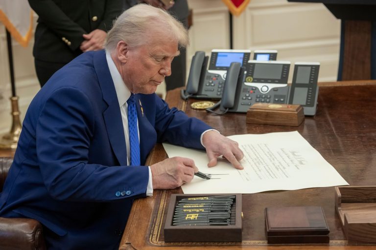 Foto reprezentând voce importantă wall - Știri România