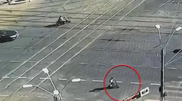 Momentul șocant în care o femeie este lovită de un tânăr pe trotinetă, pe „zebră”, în Capitală. A murit după 4 zile, la spital