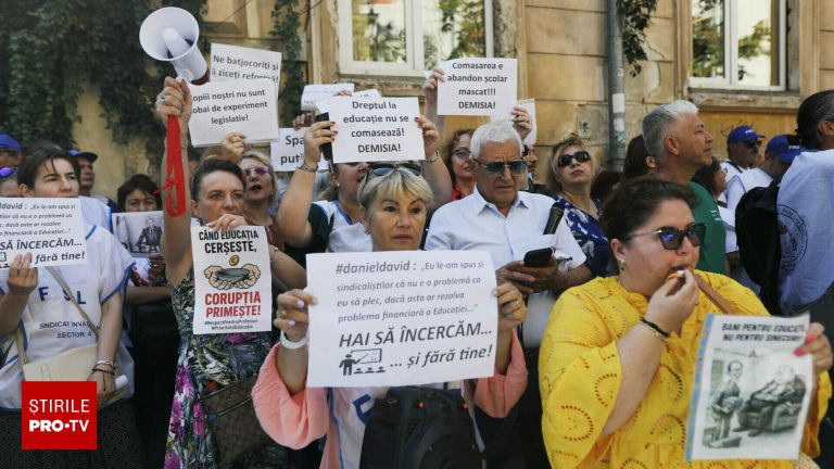 Foto reprezentând profesorii protestează continuare - Știri România