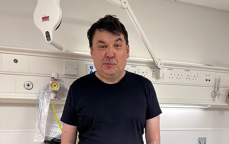Un creator britanic de sitcomuri, arestat pentru mesaje anti-trans: „Dați-i un pumn în testicule”. Polițiști înarmați l-au săltat de pe aeroport