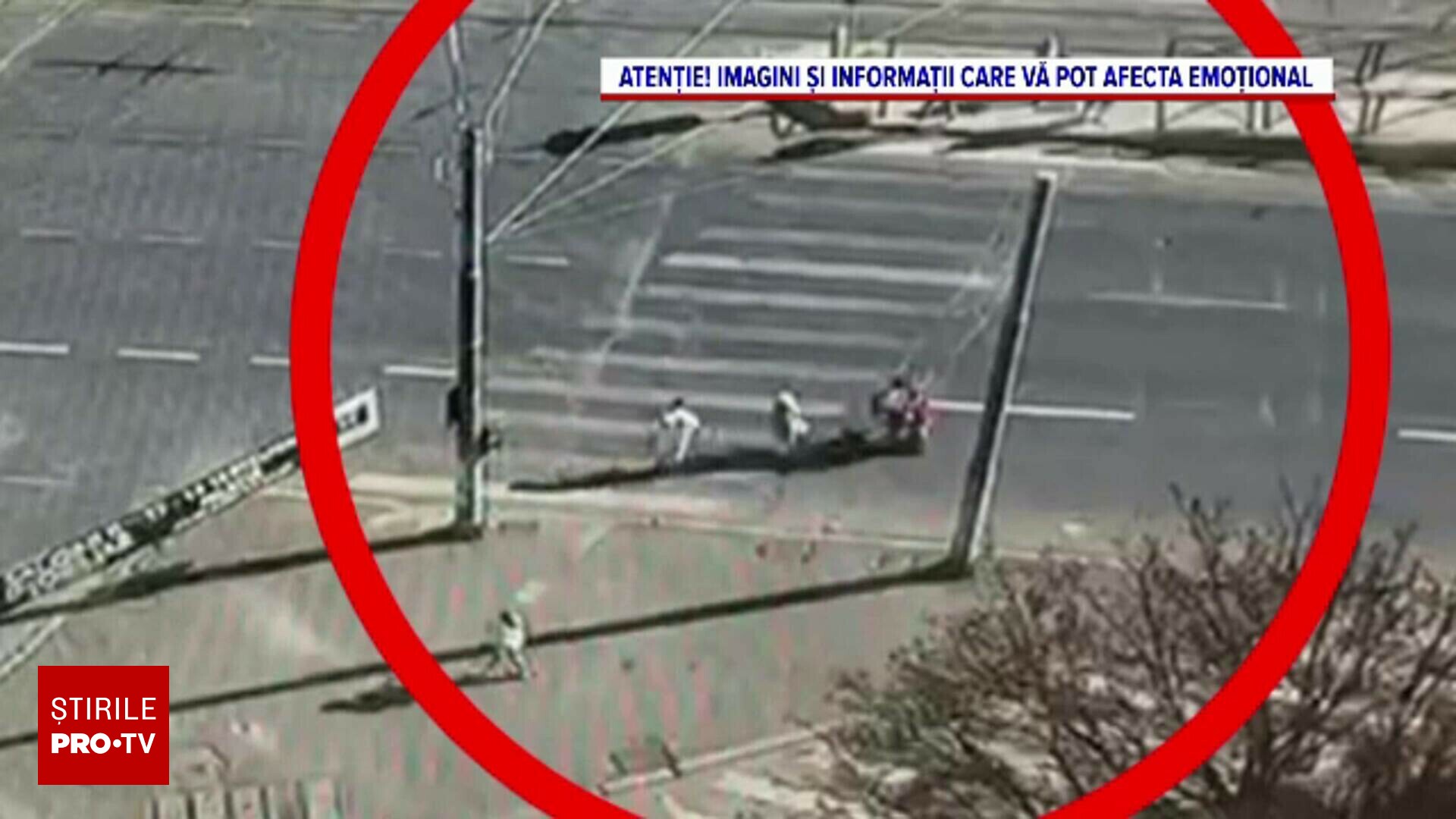 Momentul în care un tânăr care mergea pe trotinetă a lovit o femeie pe trecerea de pietoni, în București. Victima a murit
