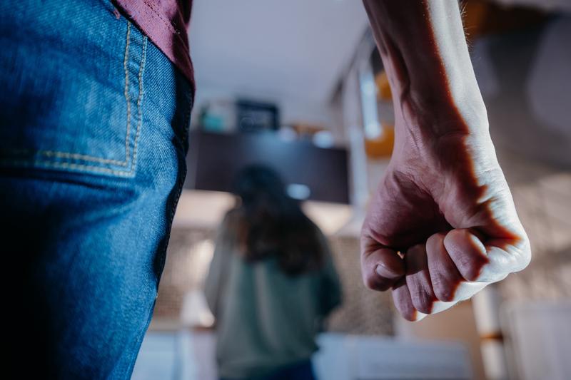 Televiziune amendată de CNA pentru difuzarea unui interviu despre violenţa domestică: „Am ascultat o poveste sado-maso cu puţină coloratură religioasă”