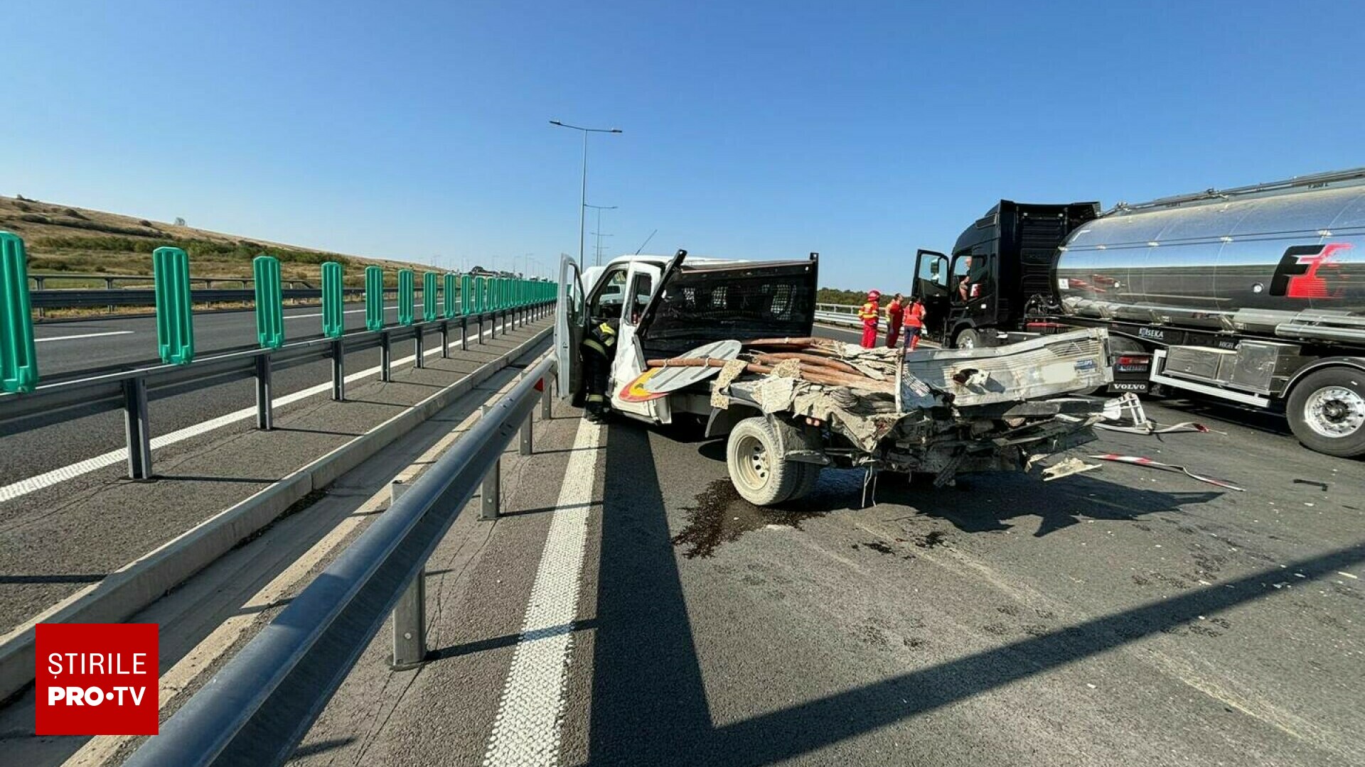 Trei bărbaţi care făceau marcaje rutiere pe A1 au murit după ce au fost loviţi de o cisternă. Traficul este blocat