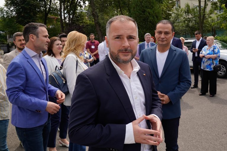 Foto reprezentând primarul trebuie facă - Știri România