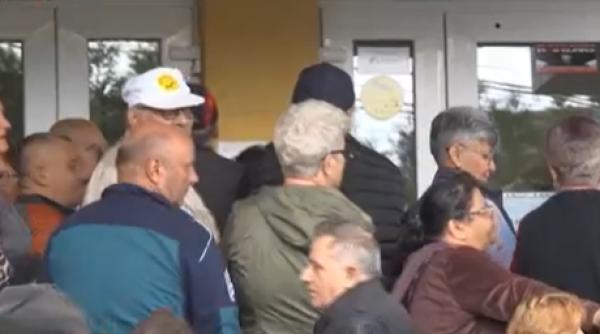 Foto reprezentând cozi uriașe casele - Știri România
