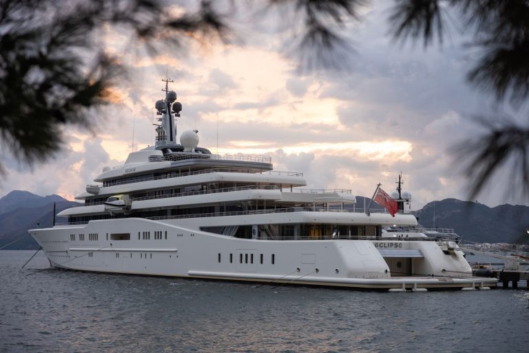 unde își ține - Imagine ilustrativă