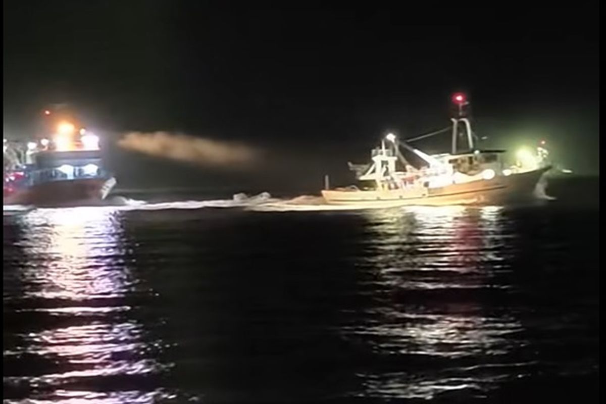 VIDEO Incident pe mare în Grecia, între Samothraki și Thasos: pescarii turci au tras focuri în aer, în timpul unei confruntări tensionate cu navele grecești