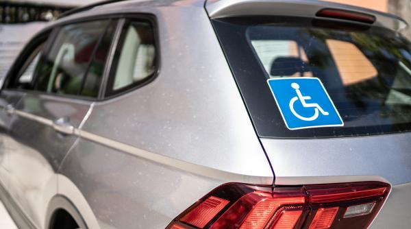Consiliul Dizabilităţii cere ca persoanele cu handicap să fie în continuare scutite de impozit pentru clădiri, terenuri şi mașini