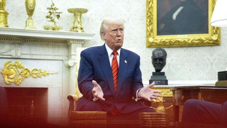 Foto reprezentând trump supărat reporter - Știri România