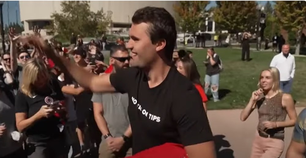 Vânătoarea ucigașului activistului Charlie Kirk continuă. America, o națiune în derivă, între glonț, ură și libertatea de a vorbi