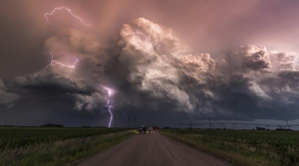 Ploile și vijeliile se extind în țară, se schimbă radical vremea începând de joi. Anunțul șefei ANM