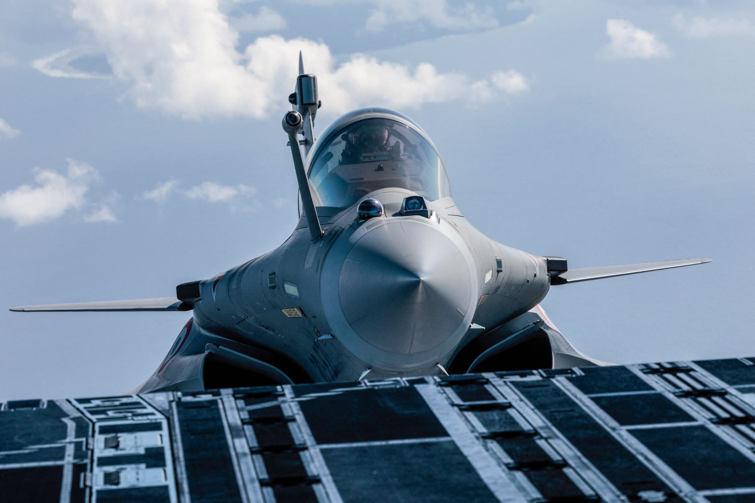 Emmanuel Macron anunță că Franța trimite trei avioane de luptă Rafale în Polonia, pentru a proteja spațiul aerian polonez