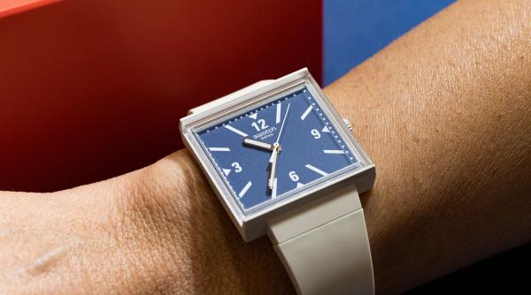 Swatch îl trolează pe Trump cu un ceas care inversează ora 3 cu ora 9