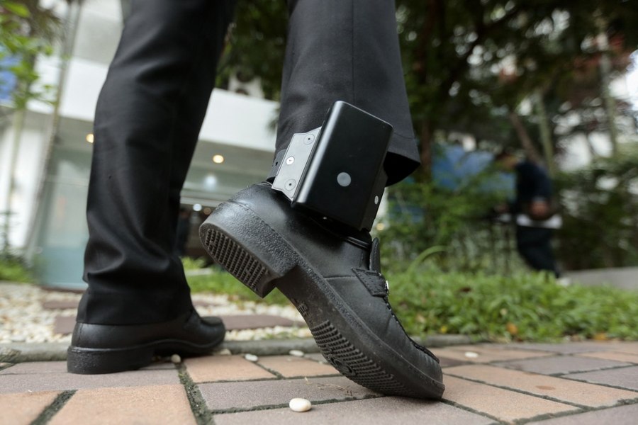 Brățara electronică de supraveghere, refuzată de victimele agresiunii domestice. „Mi-au spus că este o grijă în plus”