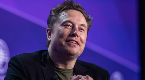 Elon Musk le-a vorbit protestatarilor de la Londra prin videoconferință: „Dacă nu ripostați, o să muriți”