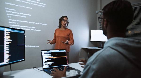 Cum au ajuns mii de oameni suprasolicitați și prost plătiți să muncească pentru ca Gemini să pară inteligent